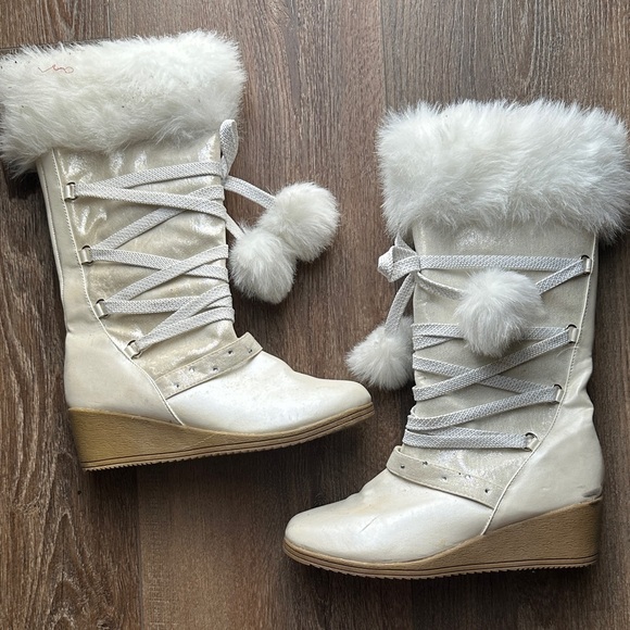 Canyon River Blues Ivory Lace-Up Boots with Faux Fur - Picture 1 of 6